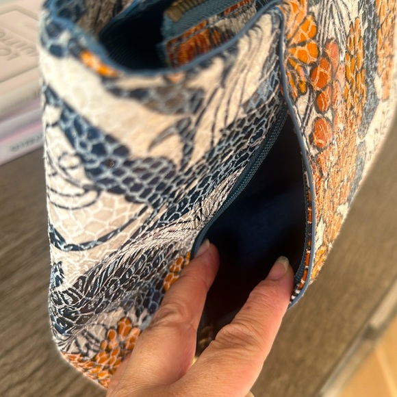 Hobo Haven Tote - Picture 5 of 10